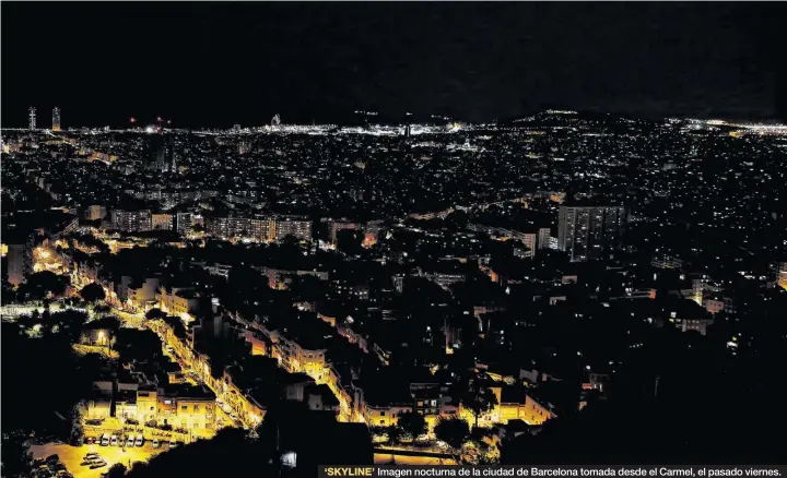  ?? ÁLVARO MONGE ?? `SKYLINE' Imagen nocturna de la ciudad de Barcelona tomada desde el Carmel, el pasado viernes.