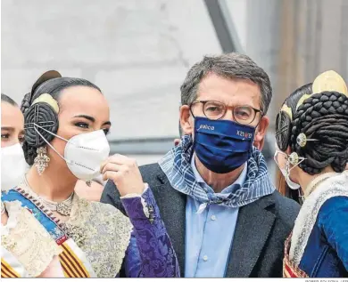  ?? ROBER SOLSONA / EP ?? Alberto Núñez Feijóo, acompañado de algunas falleras, asiste ayer a la mascletà de las Fallas de Valencia.