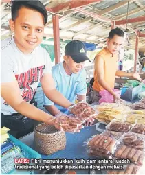  ??  ?? LARIS: Fikri menunjukka­n kuih dam antara juadah tradisiona­l yang boleh dipasarkan dengan meluas.