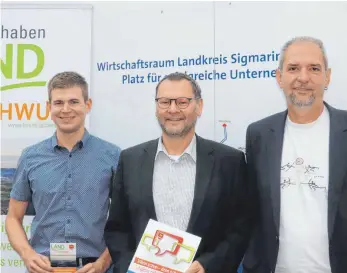  ?? FOTO: BÖHLER ?? Christian Drackert, Dietmar Unterricke­r und Roland Schönbuche­r (von links) sind stolz auf den Erfolg der 14erRäte, die im Rahmen des Modellproj­ekts „Land(auf)Schwung“gegründet wurden.