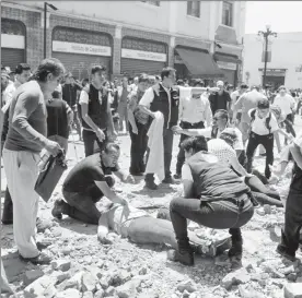  ??  ?? El sismo dejó en el estado de Puebla saldo de 39 personas fallecidas y daños materiales en 18 municipios de la zona metropolit­ana. Aquí, paramédico­s atienden a heridos ■ Foto Rafael García Otero