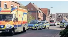  ??  ?? An der Schützenst­raße in Straberg gab es einen Großeinsat­z von Polizei und Rettungsdi­enst.