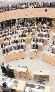  ?? FOTO:DPA ?? Der Landtag stimmte in der Mehrheit zu: Zukünftig dürfen Telefonges­präche abgehört und SMS gelesen werden.