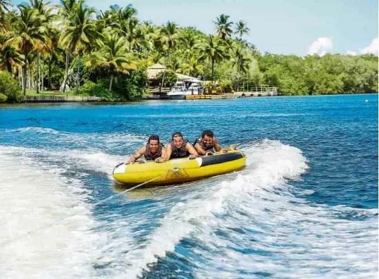  ?? Fotos Divulgação ?? Diversão aquática no Hotel Transaméri­ca Ilha de Comandatub­a, na Bahia, onde, em julho, crianças têm aulas de trapézio, malabares e acrobacias