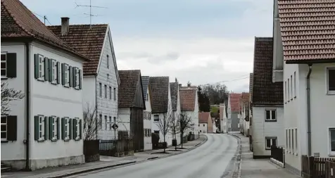  ?? Fotos: Monika Leopold Miller ?? Wie die Straße durch Münsterhau­sen nach dem Bau der Ortsumfahr­ung gestaltet werden soll, darüber wurde im Marktgemei­nderat beraten.