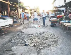  ?? FOTO: YOSEPH AMAYA ?? PROBLEMA. Así lucen las calles y avenidas en el sector donde se ubican los mercados municipale­s.