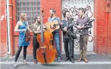  ?? FOTO: BREABACH ?? Die Schotten von Breabach gelten als die zurzeit beste Liveband im Bereich Folk Music, die kürzlich auch zur schottisch­en „Band des Jahres“gekürt wurde.