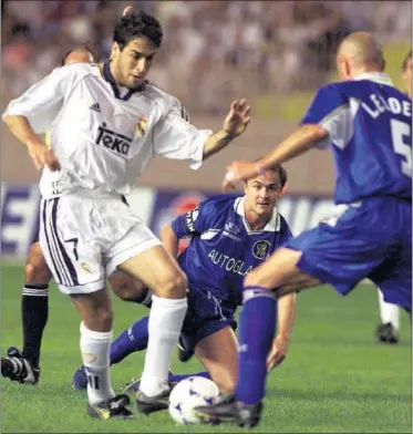  ??  ?? Raúl encara a Leboeuf ante la mirada de Dennis Wise en la Supercopa de Europa de 1998, ante el Chelsea.
