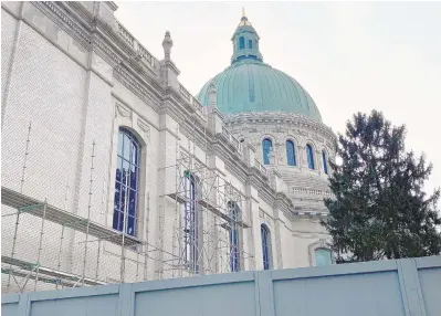  ?? DANIELLE OHL/CAPITAL GAZETTE ?? Scaffoldin­g goes up along the Naval Academy chapel nave this week, where constructi­on will occur throughout much of 2019.
