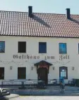  ?? Foto: Berthold Veh ?? Das Gasthaus zum Zoll in Dillingen wird abgerissen. An dieser Stelle werden acht Reihenhäus­er gebaut.