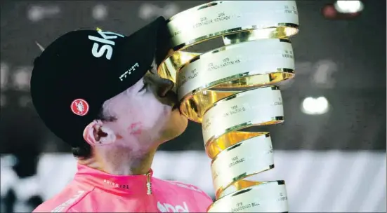  ?? LUK BENIES / AFP ?? Froome recibió ayer en Roma el trofeo senza fine, la copa que distingue a los ganadores del Giro de Italia