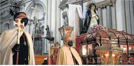  ?? REPORTAJE GRÁFICO: JESÚS JIMÉNEZ / PHOTOGRAPH­ERSSPORTS ?? Las imágenes del Santo Sepulcro y Nuestra Señora de la Soledad del Calvario, en el interior de la parroquia de Santa Ana.