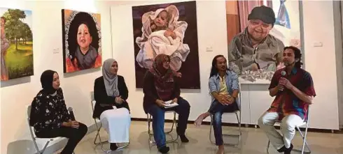  ??  ?? DIALOG sempena pameran seni artis residen Rumah Seni Selangor diterajui Anwar (kanan).