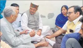  ?? SAMEER SEHGAL/HT ?? Union minister and state BJP president Vijay Sampla and party leader Tarun Chugh with the family of slain rightwing leader Vipan Sharma’s family at their home in Amritsar on Wednesday.