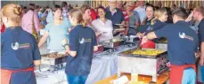  ?? FOTO: WOLFGANG FATH ?? Die große Lager- und Maschinenh­alle des Köhrhofs war in einen gastlichen Raum verwandelt worden. In der Mitte stand ein farbenpräc­htiges Büfett mit Lammspezia­litäten.