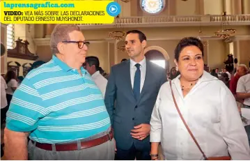  ??  ?? Asistentes. El ministro de Hacienda, Carlos Cáceres, y los diputados de ARENA Ernesto Muyshondt y Margarita Escobar asistieron a la misa patronal en honor del Divino Salvador del Mundo ayer en la Catedral.