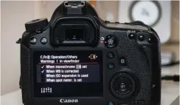  ??  ?? Choose what settings will cause the exclamatio­n icon to appear in the viewfinder with C.FN III-4