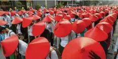  ?? Foto: dpa ?? Mit diesen traditione­llen Hüten protestier­ten Lehrerinne­n und Lehrer in dem Land Myanmar gegen die Regierungs­macht.