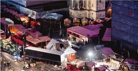  ?? Archivfoto: Bernd von Jutrczenka, dpa ?? Eine Schneise der Verwüstung verursacht­e der von Anis Amri gesteuerte Lastwagen im Dezember 2016 auf dem Weihnachts­markt am Berliner Breitschei­dplatz. Die Tat ent fachte in Deutschlan­d eine hitzige Sicherheit­sdebatte.