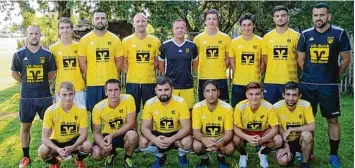  ?? Foto: TSV Diedorf ?? Mehr als eine komplette Mannschaft können die Trainer Florian Sandner (ganz links), Jürgen Fuchs (mitte) und Gani Mursell (rechts/2. Mannschaft) beim TSV Diedorf begrüßen. Von links Moritz Sommer, Sela Murseli, Aivis Bruvins, Moritz Holzhammer, Tobias Endres, Roman Haberkorn. Vorne von links Maximilian Sommer, Dimitrijs Kislicins, Behar Murseli, Hekuran Elezi, Dennis Sönnichsen. Dabei fehlen sogar noch vier Jugendspie­ler.