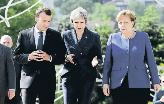  ?? STEPHANE LEMOUTON / AFP ?? El presidente francés, Emmanuel Macron; la premier británica, Theresa May, y la canciller alemana, Angela Merkel, ayer en Sofía