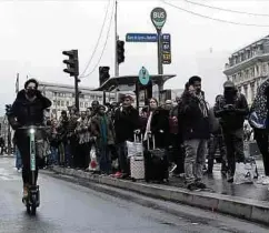  ??  ?? Wegen des Streiks im öffentlich­en Transport sind viele Pariser auf Elektro-tretroller umgestiege­n.