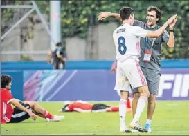  ?? FOTO: EFE ?? Raúl y Dotor se abrazan tras el pitido final