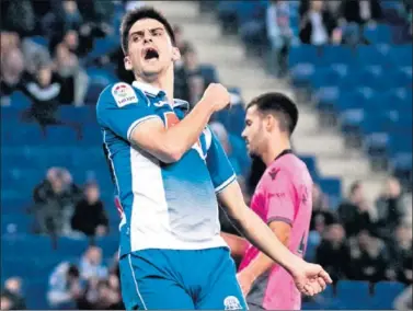  ??  ?? IMPOTENCIA. Gerard lamenta una ocasión perdida ante el Levante, como lo fue el resultado final: 1-2.