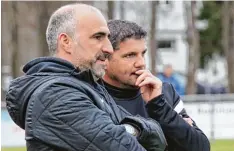  ?? Foto: Karin Tauz ?? Meitingens neuer Trainer Pavlos Mavros (rechts) und Abteilungs­leiter Torsten Vrazic hatten bei der 0:3 Heimnieder­lage gegen den BC Adelzhause­n allen Grund zu besorg ten Mienen.