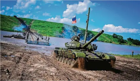  ?? FOTO: PICTURE ALLIANCE ?? Ein russischer Kampfpanze­r auf dem Truppenübu­ngsplatz Sergeyevsk­y im östlichen Militärdis­trikt.