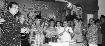  ??  ?? Lajim (centre) and his Gabungan Sabah comrades as well as invited guests getting ready to cut a Hari Raya cake.