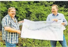  ?? FOTO: HEIKO LEHMANN ?? Karsten Baus (links), der stellvertr­etende Leiter des Bauamtes der Stadt Sulzbach, und Bürgermeis­ter Michael Adam (CDU) stellen die Sanierungs­pläne für das Brefelder Loch vor.