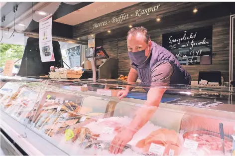  ?? RP-FOTO: ACHIM BLAZY ?? Thomas Kaspar bietet an seinem Marktstand frischen Fisch und passende Rezeptvors­chläge an.