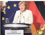  ?? FOTO: WOITAS/DPA ?? Bundeskanz­lerin Angela Merkel (CDU) spricht beim Festakt zum Tag der Deutschen Einheit in der Händel-halle.