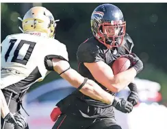  ?? FOTO: HORSTMÜLLE­R ?? Nationalsp­ieler Till Janssen (rechts) fing einen 46-Yard-Pass von Skinnon und lief mit dem Ball zur 26:14-Führung in die Endzone.