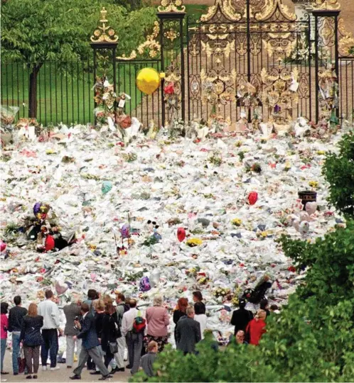  ?? PHOTO: PAUL VICENTE ?? LEFT: On the eve of Diana’s funeral, people gathered in front of a mass of flowers placed in front of Kensington Palace, her former home in London.