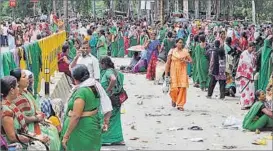  ?? DEEPAK GUPTA/HT PHOTO ?? Anganwadi women blocking the road during their dharna at Sankalp Vatika.