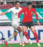  ??  ?? DUELO. El surcoreano Son Heung-min le ganó la partida al uruguayo Edinson Cavani.