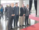  ??  ?? Unzué, con Carles Villarrubí, Pau Vilanova y Albert Soler