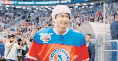  ??  ?? Putin se luce en el documental, durante un partido de hockey sobre hielo