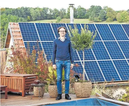  ?? Clemens Fabry ?? Matthias Katt vor der Solaranlag­e am Biohof „zum Grünen Baum“in Porrau.