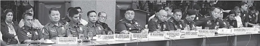  ?? GEREMY PINTOLO ?? PNP officers testify during the Senate inquiry on ‘ninja cops’ yesterday.