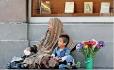  ??  ?? En la calle de Filomeno Mata una señora y su hijo aprovechan el festejo de este día para vender algunas flores artesanale­s.