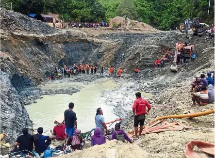  ?? — AFP ?? Challengin­g mission: Rescue teams searching for survivors at the site of the illegal gold mining operation in the village of Buranga in Parigi Moutong Regency, central Sulawesi.