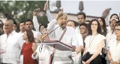  ??  ?? Mitin. Andrés Manuel López Obrador estuvo en la plaza de la República en Guadalajar­a.