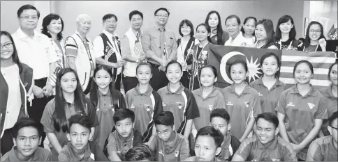  ??  ?? Dr Teo and Yeoh (back row seventh and third left respective­ly) with the organisers and needy students before the start of the bowling games.