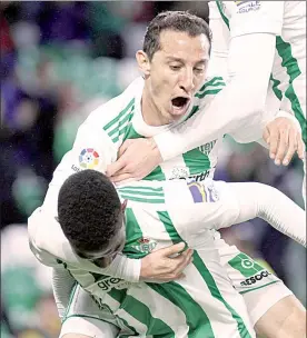  ??  ?? El mediocampi­sta Andrés Guardado (sobre su compañero Junior Firpo) regresó a la titularida­d luego de su lesión en un muslo ■ Foto @RealBetis