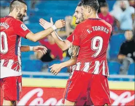  ?? FOTO: EFE ?? Koke Resurrecci­ón, felicitado por sus compañeros tras uno de los goles