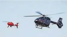  ??  ?? In den USA dürfen die Drohnen von echten Hubschraub­ern aus gesteuert werden. Im Mittelmeer suchen Camcopter von Schiebel nach Flüchtling­en