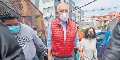  ?? FOTO AFP ?? FAVORITO. El expresiden­te centrista Carlos Mesa lideraba el recuento de votos en los comicios.